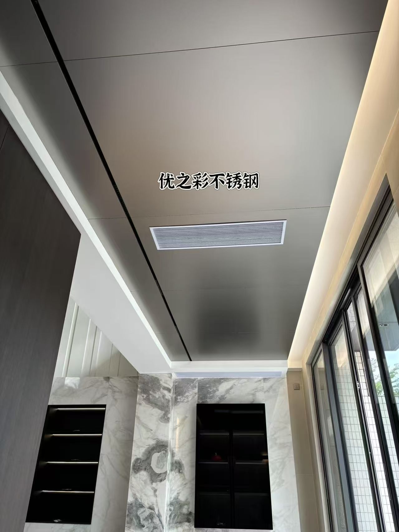 陽(yáng)臺(tái)吊頂終極之選！不銹鋼蜂窩板三強(qiáng)對(duì)決：鏡面、蘋(píng)果砂、水波紋，誰(shuí)是你的菜？
